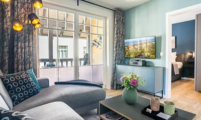 Der Wohnbereich mit Zugang zum Balkon