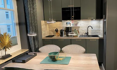 Der Esstisch und die Küchenzeile