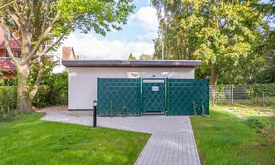 Die abschließbare Datscha hinter dem Haus