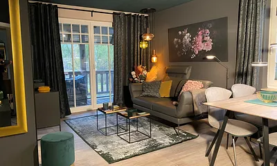 Der Wohnbereich mit Zugang zum Balkon