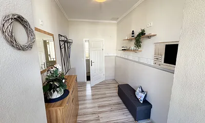 großzügiger heller Flur mit Garderobe und Sideboard