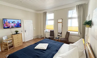 1. Schlafzimmer mit Doppelbett und Smart-TV