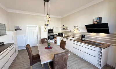 Küchenzeile mit diversen Küchenhelfern