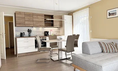 Küchenzeile mit modernen Küchengeräten