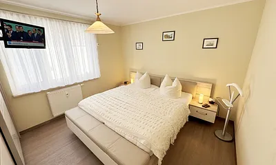 Schlafzimmer mit Doppelbett