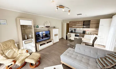 gemütlicher Wohn-und Essbereich mit Küchenzeile