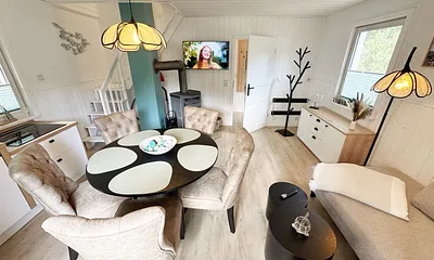 Essbereich mit Stühlen