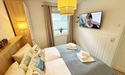 1.Schlafzimmer mit Doppelbett und Smart-TV