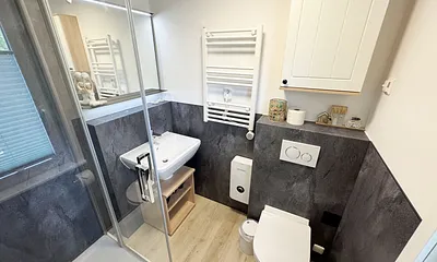 Tageslicht Badezimmer mit WC