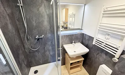 Tageslicht Badezimmer mit ebenerdiger Dusche