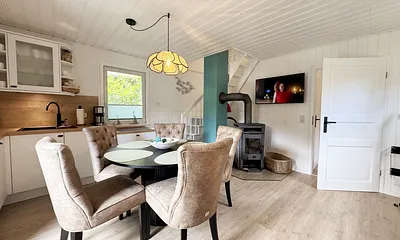 Essbereich mit Stühlen