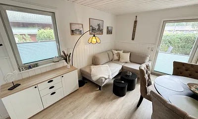 gemütlicher Wohnbereich mit Couch und  Sideboard
