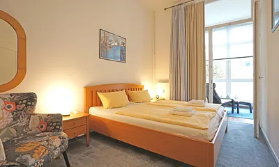 Schlafzimmer mit Doppelbett