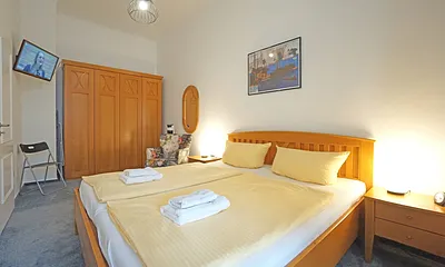 Schlafzimmer mit Doppelbett