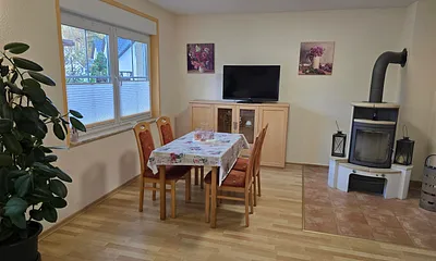 Wohnraum mit Esstisch und Kamin