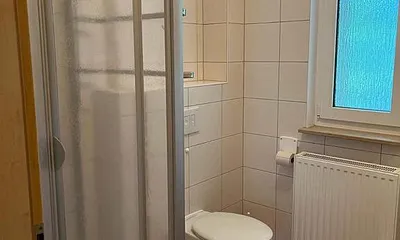 Bad Johanna II mit Dusche, Waschbecken und WC