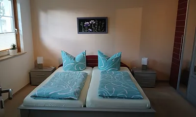 Schlafzimmer mit großem Doppelbett