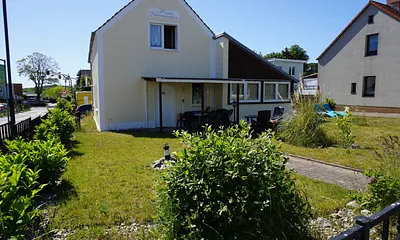 separater Eingang zur Fewo 1, kleine überdachte Terrasse