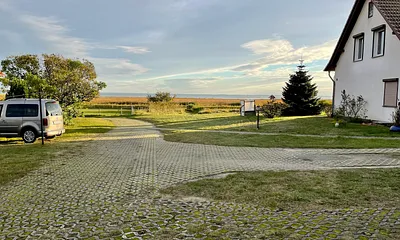 Auffahrt auf das Grundstück/Parkplatz