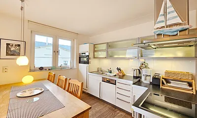 offener Küchenbereich im Wohnzimmer mit Essplatz