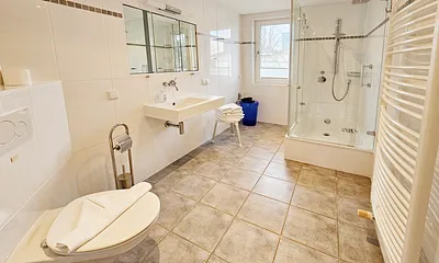 Bad mit Dusche und WC