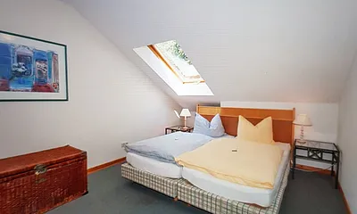 Schlafzimmer mit Doppelbett