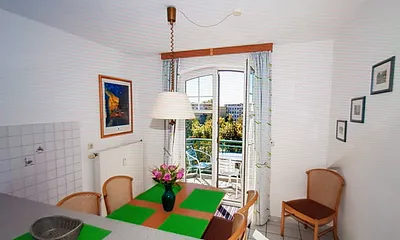 Essbereich mit Ausgang zum Balkon