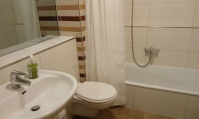 Bad mit Badewanne, Waschbecken und WC