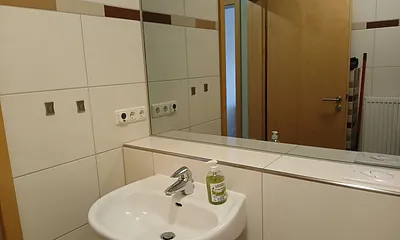 Waschbecken mit Ablage