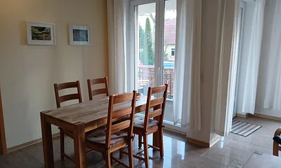 Essecke mit Tür zum Balkon