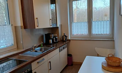 Küche mit kleinem Esstisch