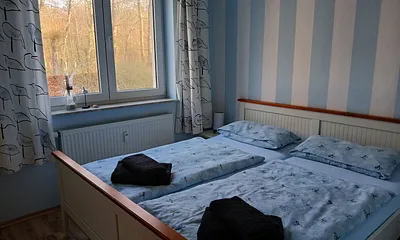 Schlafzimmer mit großem Doppelbett