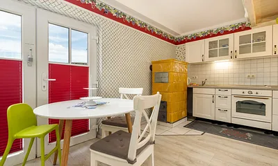 Der Eßbereich im Wohnzimmer. Der Ofen ist Dekoration.