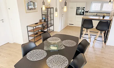 Essplaz mit Blick zur Küchenzeile