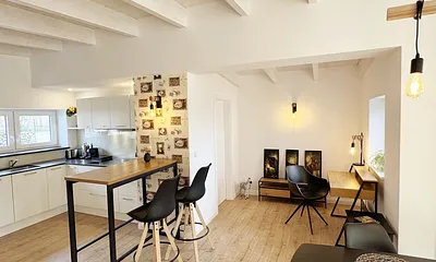 Küchenzeile mit Blick auf den möglichen Arbeitsplatz