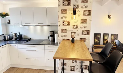 Tresen-Tisch angrenzend zur Küchenzeile