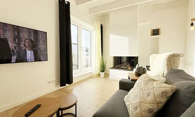 Wohnbereich mit bodentiefen Fenstern