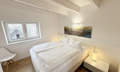 2. Schlafzimmer mit Boxspringbett