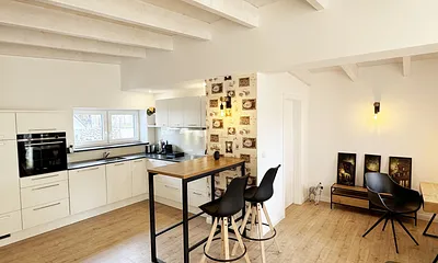 Küchenzeile mit Tresen-Tisch