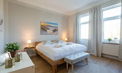 Das erste Schlafzimmer mit Doppelbett