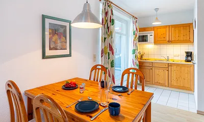 Küchenzeile mit Esstisch