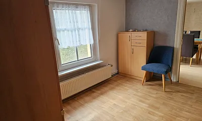 Schlafzimmer mit Blick Richtung Wohnzimmer