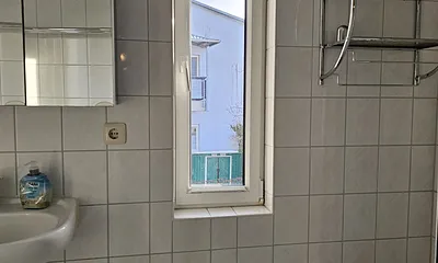 Badezimmer mit Fenster