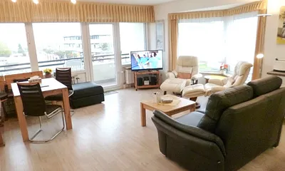 helles Wohnzimmer mit 2 Fensterseiten