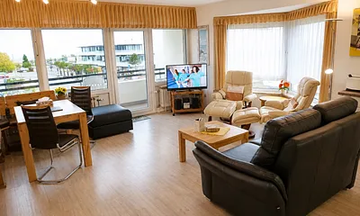 helles Wohnzimmer mit 2 Fensterseiten