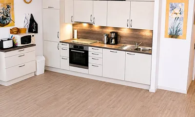 Küchenzeile u.a. mit Geschirrspüler und Backofen