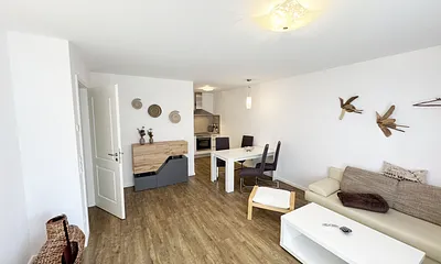 gemütlicher Wohnbereich mit Küchenzeile und Esstisch