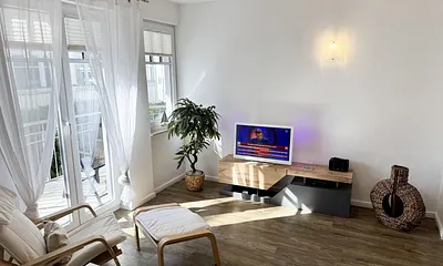 gemütlicher Wohnbereich mit Sideboard und TV