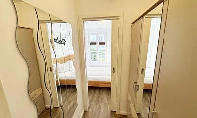 Ankleidebereich mit Kleiderschrank und Spiegel