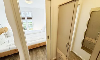 Ankleidebereich mit Kleiderschrank und Spiegel